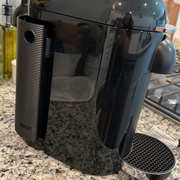 Nespresso® VertuoPlus Deluxe Coffee and Espresso Maker Bundle in Black - Picture 8 of 9